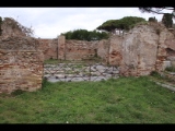 07724 ostia - regio iv - insula ii - terme del faro (iv,ii,1) - raum (3a) - apodyterium - bli ri nordosten - 01-2024.jpg